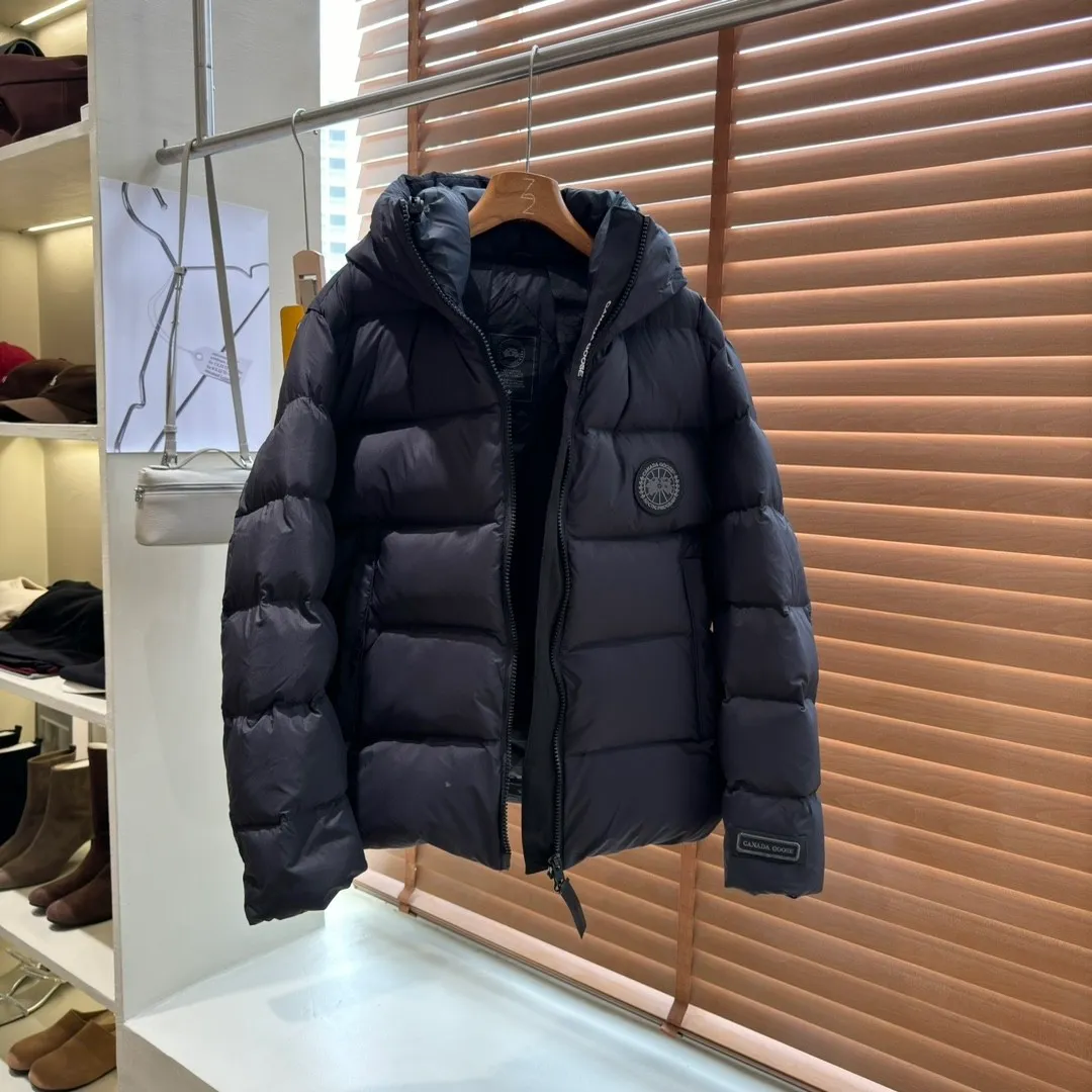 P900 top version Ouyang Nana second generation canad goose black label down jacket is a must-have in the world of goose black label down jacket! The latest designer styles! The goose down jacket has always been a popular element of fashion and is loved by experts from all walks of life! Fashionable hooded cut, high-end customer-supplied fine goose down with high resilience, smooth zipper, strong and firm, pockets on both sides, can store small items, free your hands, no worries about going out, and can also meet the need of putting hands in pockets. "It's a big goose, and it can be used as a group uniform by many celebrities. This down jacket uses a double-layer anti-down lining design, which has strong windproof performance and will be very warm in winter! New standard 90% goose down filling, high fluffiness, windproof hooded design. When walking outdoors, pull the collar to the highest position, put your hands in the pockets and it will be very warm. It can be easily controlled by all body types! Equipped with an elastic snow skirt inside, it is designed to provide better wrapping. The simple and neat style design highlights the masculine temperament. The unbeatable style is classic and never goes out of style. It is warm and practical, and it is versatile! You can enter with your eyes closed!